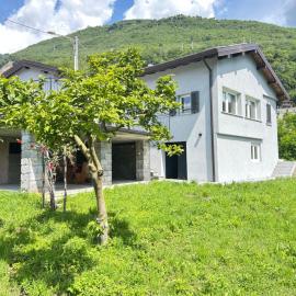 Villa vicino al lago, con ampio giardino e parcheggio