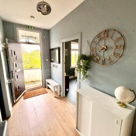 Auchnacree Luxury Villa - Edinburgh - Free Parking & SuperFast WiFi - 4BR Sleeps 8, hotel in Loanhead