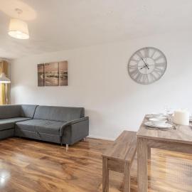 Cosy home near airport sleeps 6 to 8 with Parking
