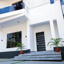 Modern Executive Stay in Guzape Abuja, хотел в Абуджа