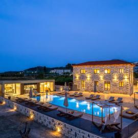 Dianeira Luxury Suites with Shared Pool near Matala، فندق في Petrokefálion