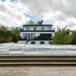 Luxury Villa Solna Private Pool Lake View 300Sq, hotell sihtkohas Solna