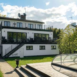 Luxury Villa Solna Private Pool Lake View 300Sq, hotell i Solna