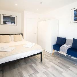 Lovely Cosy Studio with Garden and Parking