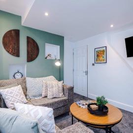 Stylish Bolton Apartment by 53 Degrees Property, Sleeps 6, Perfect for Work & Leisure, hotel en Elland