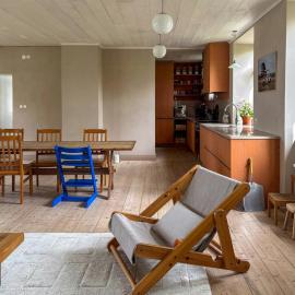 Historic Limestone School By Boge Church, hotel a Slite