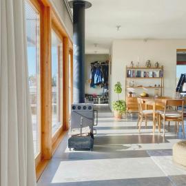 Cliff House With Sea Views In Bungenäs、Bungenäsのホテル
