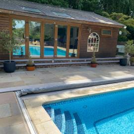 The Pool House, hotel a East Horsley