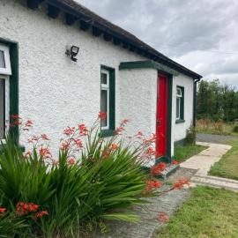 3 bedroom Beautiful Cosy Cottage, Hotel in Killashandra