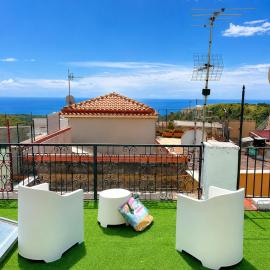 Terrazza sul Borgo، فندق في كاميروتا