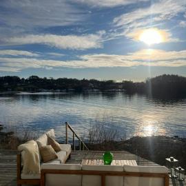 Beachfront Cabin With Sun Terraces On Helgøy, hotel a Sjernarøy