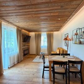 Alpine Studio with Indoor Pool & Spa included - 10 min from Hallstatt – hotel w mieście Gosau