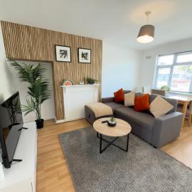 Family & Contractor Haven, Sleeps 7, Free Parking with Garden, Hotel in Wednesfield