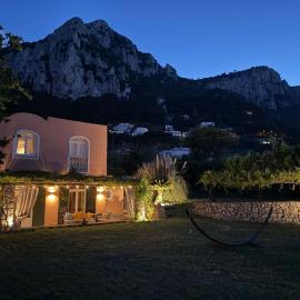 Villa Coralia with Seaview - 10 minute walk to the Piazzetta, hotel a Capri