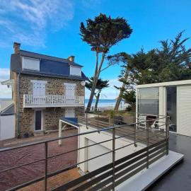 Maison sur la digue avec vue exceptionnelle sur la mer