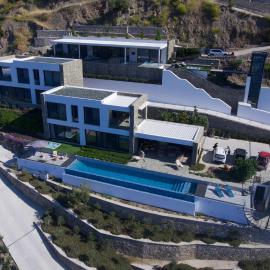 The Cliff Residences, hotel Plomáriban