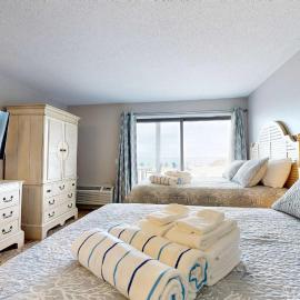 Oceanfront studio with lovely views AC & great location - dogs welcome