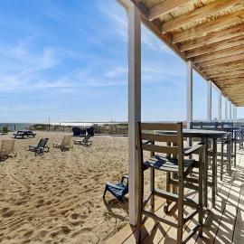 Oceanfront escape at Sandbars with stunning view AC & alfresco dining - dogs OK, hotel in North Truro