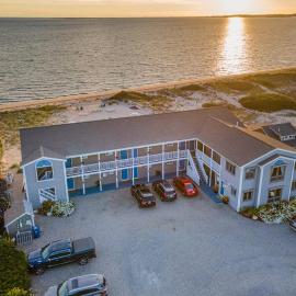 Oceanfront gem with amazing beach views AC & WiFi - dogs welcome
