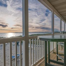 Oceanfront hideaway with full kitchen AC sunrise-view balcony, hotel in North Truro
