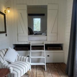 Lakeside Shepard's Hut 'Sanderling'