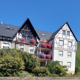 Ferienwohnungen Zum Niederberg mit Balkon und Moselblick