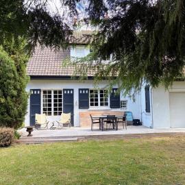 Maison de famille - Proche Centre Ville et Plage, hotel in Cabourg