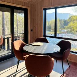 Moderne Hytte Høyt Over Storelva Ved Eikefjord, hotel a Eikefjord