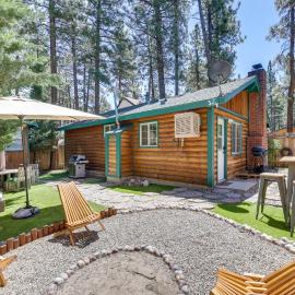 2 Mi to Big Bear Lake! Quiet Cabin w/ Yard & Grill, hotel a Big Bear City