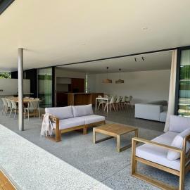 Beautiful new villa with Swimming Pool & Garden, Hotel in Léon