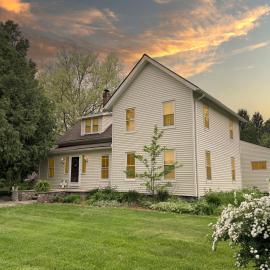 6BR Farmhouse, 7 Min to Pine Knob, Fire Pit, hotel a Walters