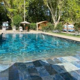 Camping 2 étoiles - Piscine - ccbfiif، فندق في أفينيون