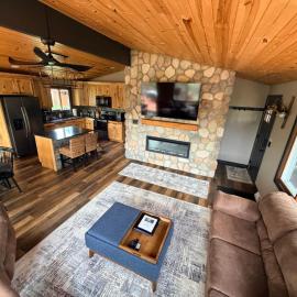 Paddler's Paradise Cabin with Direct Trail Access!, hotel din Mercer
