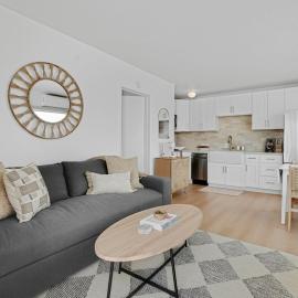 Beachside 1BR Escape - King Bed & Full Kitchen