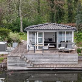 'Slapen aan het ven' lodge met jacuzzi - ontbijt - minibar - privétuin - privacy - waanzinnig uitzicht - beschermd natuurgebied, hotel in Wijchen