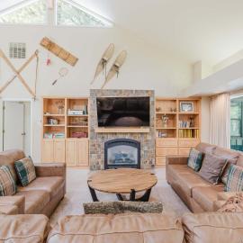 Beautiful Home withPrivate Hot Tub Deck Gas Fireplace and SHARC Passes, hotel em Sunriver