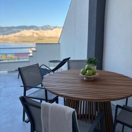 Modern Panoramic Sea View Apartment with Large Terrace, hotell i Pag