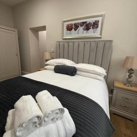 Super Luxurious 2 Bedroom Apartment with Free Parking