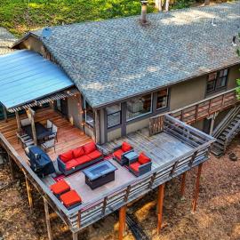 Scenic Forest Cabin with Deck l Best Value for Weekly & Monthly Stays, hotell sihtkohas Pollock Pines