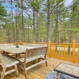 Walk to Cathedral Ledge Trails! Cozy Family Home, hotel in North Conway