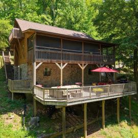 Scenic Mountain Getaway-Newly Renovated-Bear Ridge Lodge, Hotel in Fancy Gap