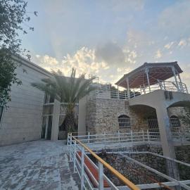 Stone Villa, traditional beauty 5 min to batroun, Hotel in Jrān