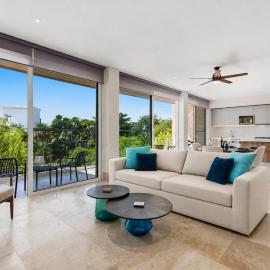 Akumal Seas 2BR Condo 2 Min Walk to Beach 7 Rooftop Pools, hotell i Akumal