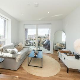 Modern Riverside Flat Balcony Central Location - Pass the Keys