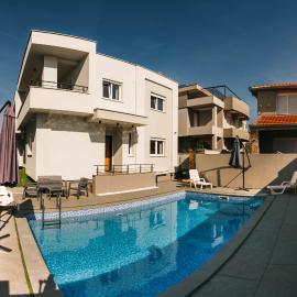 Apartments BUBBLES with pool, Hotel in Gevgelija