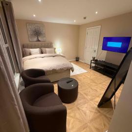 Prime King sized room with private bathroom, hotel in Watford West Station
