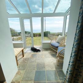 Homely Coastguard Cottage, Sea Views & Beach, hotel Brookban