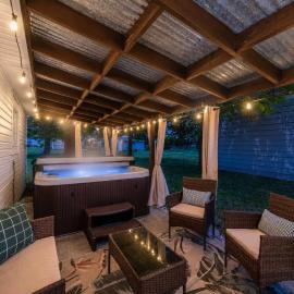 Hot Tub Game Room with Shuffleboard N64 Sleeps 8