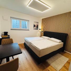 Modernes Gästezimmer nahe Frankfurt mit eigenem Bad und Zugang, hotel in Stierstadt
