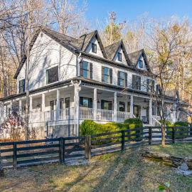 Luxury Franklin Farmhouse near Leipers fork with hot tub and fire pit, hotel din Franklin